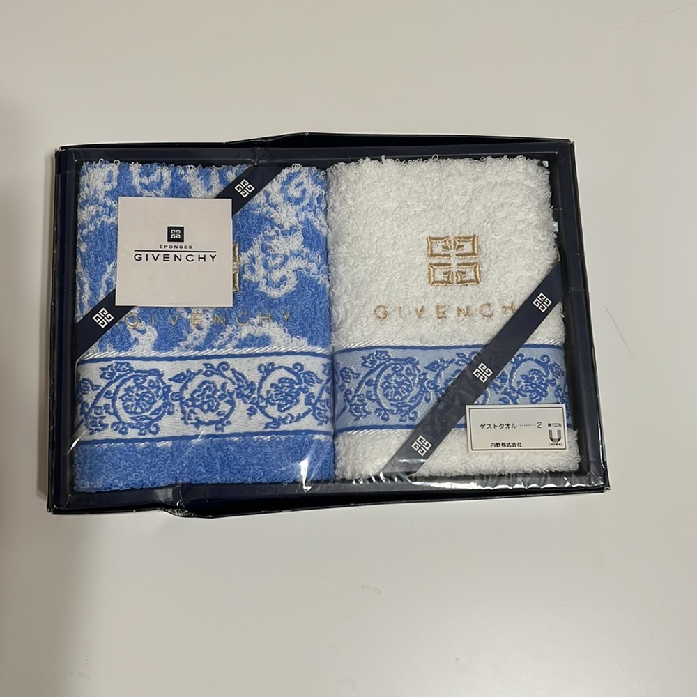 Givenchy face / hand towel - Picture 2 of 7